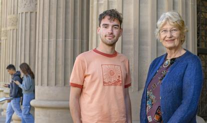 Oriol Blázquez, becario de la primera convocatoria de las becas de grado y Susan Webb, becaria de la primera convocatoria de becas de posgrado en el extranjero, en la facultad de Medicina de la Universidad de Barcelona.