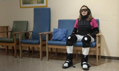 El traje del envejemiento simula cómo afecta el envejecimiento a la vida diaria de las personas mayores.