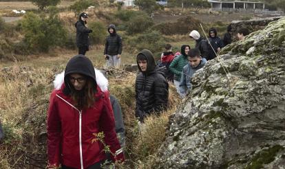 Funciona mediante campos de trabajo en los que gente joven hacen de voluntarios.
