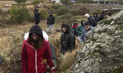 Funciona mitjançant camps de treball en els quals gent jove fan de voluntaris.