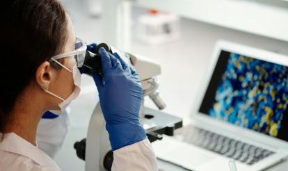 Imatge d'una científica al laboratori.