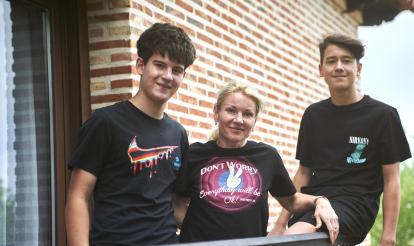 Irina Shumska y sus dos hijos adolescentes Illia y Alosha.