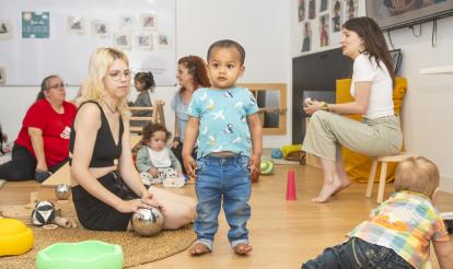 El projecte Espais Familiars 0-3 acompanya famílies en situació de vulnerabilitat amb fills de 0 a 3 anys en aquesta etapa de la vida tan crítica per als menors.