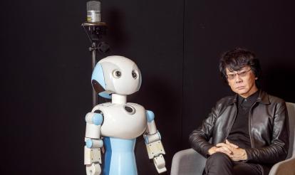 El roboticista i enginyer Hiroshi Ishiguro amb Robovie, una de les seves creacions.