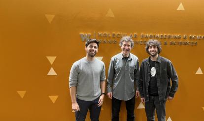 Marc Expòsit y Alfredo Quijano posan junto a David Baker, premio nobel de química en 2024.