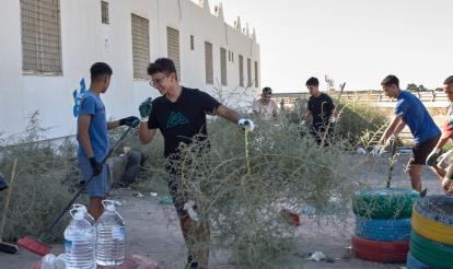 Joves beneficiaris del projecte Aljadid, Nuevos Caminos, de l'Asociación Ítaca para el Desarrollo e Inclusión de la Infancia y Juventud (Almeria), rehabilitant un espai comú.