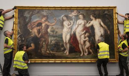 El personal tècnic preparant l'obra per exposar-la a CaixaForum Barcelona.
