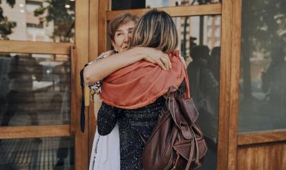 El posgrado en Atención a Personas en Situación de Soledad está dirigido a profesionales de cualquier ámbito que trabajen con personas mayores y ofrecen una mirada profunda sobre la soledad.