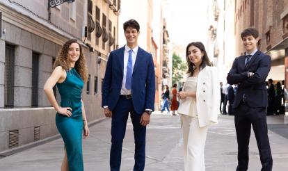 De izda. a dcha. Júlia Laguna, Albert Gimó, Belén Luengo y Gonzalo Plaza cursarán estudios de posgrado en el extranjero, todos ellos relacionados con el desarrollo de la inteligencia artificial. 