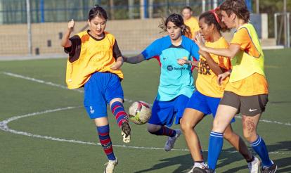 Jugadoras del equipo de mujeres refugiadas de la Asociació Esportiva Ramassà durante un partido en el entrenamiento semanal.