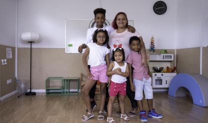 Estefanía Villalba con sus hijos Daenery, Chloé, Evy y Félix.