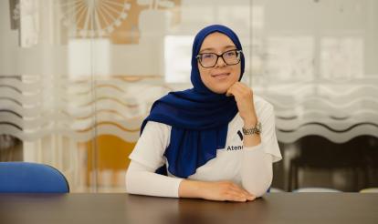 Retrato de Yousra Jellam, usuaria de CODENAF que actualmente trabaja en Atende.
