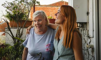 Blanca, participante del programa Siempre Acompañados de la Fundación ”la Caixa”, con una de las técnicas del programa. 