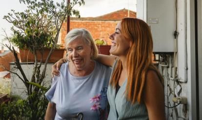 Blanca, participant del programa Sempre Acompanyats de la Fundació ”la Caixa”, amb una de les tècniques del programa.