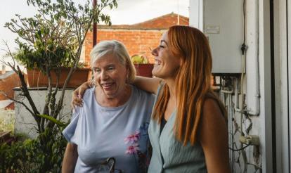 Blanca, a participant in the Always Supported program run by the “la Caixa” Foundation, with one of the program’s technicians.