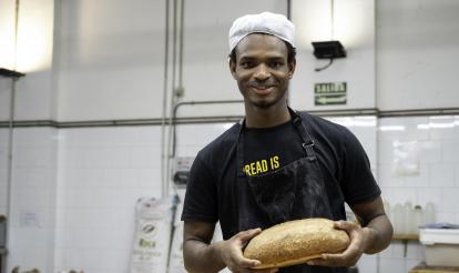 Djogo Barri works at the Panic bakery thanks to the Incorpora programme of the ”la Caixa” Foundation.