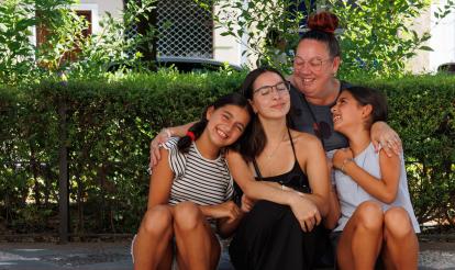 Raquel García junto con tres de sus 5 hijas. 
