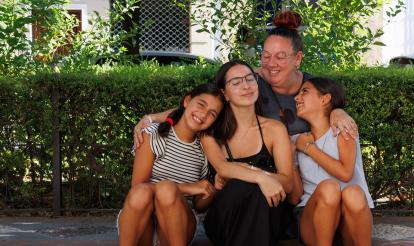 Raquel García juntament amb tres de les seves 5 filles.