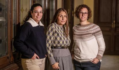 A izquierda y derecha: Marta Gutiérrez y Elisa Sanz, psicólogas del programa para la Atención a Personas con Enfermedades Avanzadas de la Fundación "la Caixa". En el centro: Ana García Jorodovich, usuaria del programa.