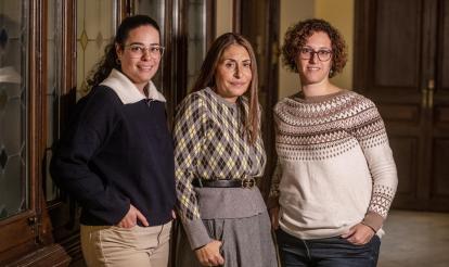 A esquerra i dreta: Marta Gutiérrez i Elisa Sanz, psicòlogues del programa per a l'Atenció a Persones amb Malalties Avançades de la Fundació “la Caixa”. Al centre: Ana García Jorodovich, usuària del programa.