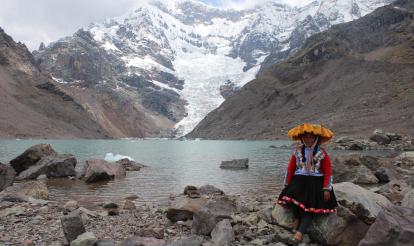 Marleny muestra la pureza de la naturaleza del Apu Ausangate, en Upis Qocha, donde los visitantes disfrutan de las caminatas y de espectaculares vistas.