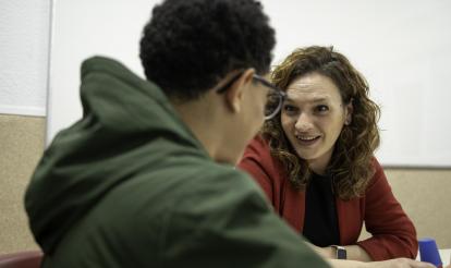 Nicolás amb Natalia Alonso en una de les sessions de reforç escolar i atenció psicològica que rep a Redes Cooperativa.