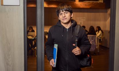 Facundo Alexander García, usuari del programa CaixaProinfància de la Fundació ”la Caixa”, sortint d'una de les aules de la Fundació de l'Esperança.