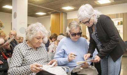 Elena Angulo junto con dos asistentes al taller de duelo en Barcelona.
