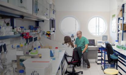 Daniel López y una compañera de su equipo de investigación en el laboratorio.