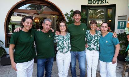 D'esquerra a dreta, alguns treballadors de l'hotel Bell Repòs, Lorena Loggia, Ferran Colls, Susanna Bartomeu, Juan Camelio, Flora Parés i Saida Benhmed.