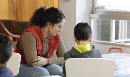 Educadora de CaixaProinfancia atendiendo a niños en la entidad Save The Children.
