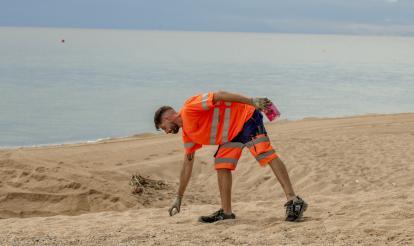 Durant la seva jornada laboral, l'Enric es dedica a netejar el passeig marítim de Pineda de Mar ia mantenir la platja lliure d'escombraries.