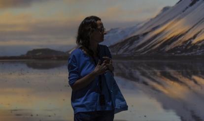 Imma admirant una de les experiències immersives de la mostra «Som Natura» a CaixaForum Barcelona.