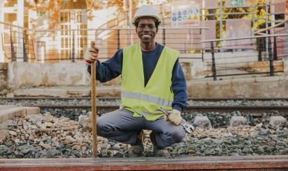 Mamadou, que llevaba menos de un año en Torrent cuando la gota fría anegó el municipio, trabaja en las tareas de reconstrucción del territorio gracias a la Fundación Nova Feina, entidad que forma parte del programa Incorpora.