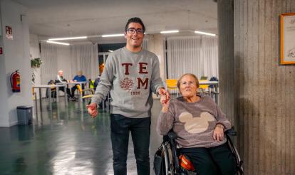 Adrián Casado, voluntario, con Luisa, que vive en la residencia de personas mayores de Ávila.
