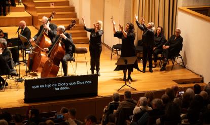 Intèrprets de llengua de signes durant el concert.
