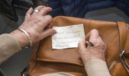 Missatge d'agraïment a una persona propera ja difunta escrit per una persona gran.