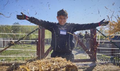 Jose jugando con la paja en un granero.