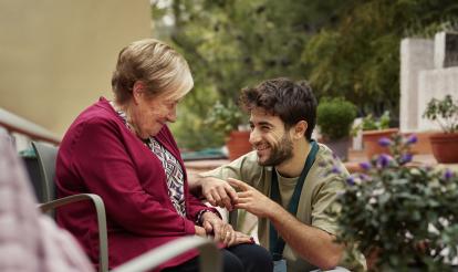Montserrat Padrós, beneficiaria del Programa de Personas Mayores de la Fundación ”la Caixa”), y Raúl Pérez.