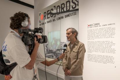 Imatge d´una de les visites guiades amb Efrén Cuevas, a CaixaForum Barcelona.