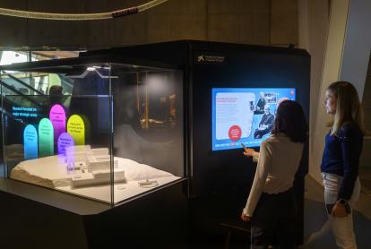 Dos visitants observant el mòdul d'immunologia a CosmoCaixa.