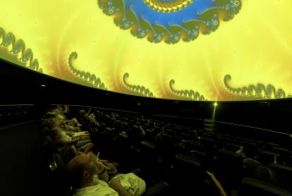 Imatge d'una de les sessions relaxades que s'organitzen a la sala Planetari de CosmoCaixa.