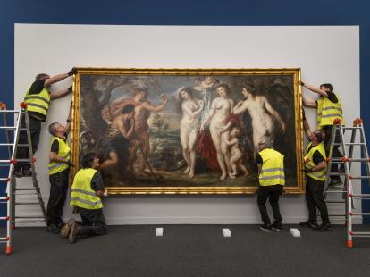 The Judgement of Paris arrives at CaixaForum Barcelona: how a Rubens is installed
