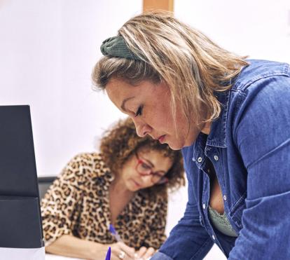 Emma Larreta, en las oficinas de COCEMFE Navarra.