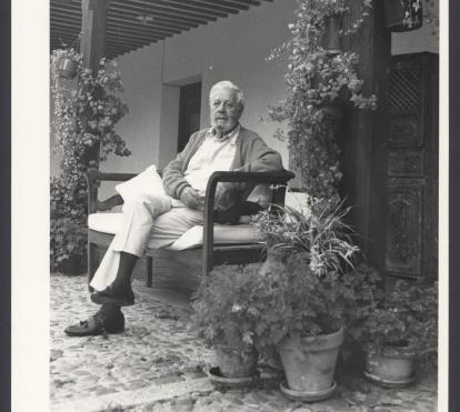 Foto de Luis García-Berlanga tomada en el porche de su casa en Somosaguas - Archivo Berlanga. Colección Filmoteca Española 
