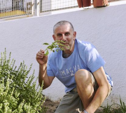 The Mi Cachito de Huerto project people cultivate a vegetable garden, prepare healthy food such as salads and gazpacho, and lead a more active and healthy life by working in groups during the workshops. 