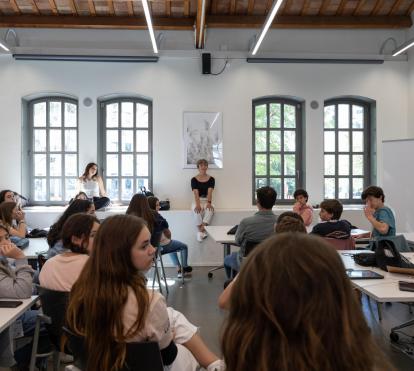 Jóvenes en un aula.