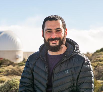 Michael Abdul-Masih analiza estrellas en el Instituto de Astrofísica de Canarias.