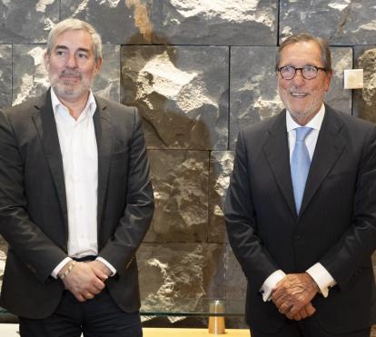 El presidente de Canarias, Fernando Clavijo, y el director general de la Fundación ”la Caixa”, Antonio Vila Bertrán, durante la firma del convenio marco en Santa Cruz de Tenerife.