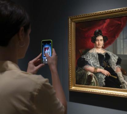 Visitante en la exposición XIX. El Siglo del Retrato. Colecciones del Museo del Prado. De la Ilustración a la modernidad.